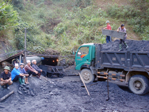 Người lao động tại các mỏ than xã Cuối Hạ (Kim Bôi) không được trang bị đầy đủ bảo hộ lao động, nguy cơ cao về mất an toàn lao động. Ảnh: T.H