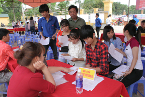 Người lao động tìm kiếm thông tin việc làm, học nghề tại Sàn giao dịch huyện Cao Phong  năm 2014.