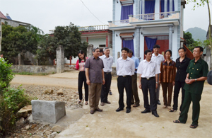 Lãnh đạo LĐLĐ tỉnh, huyện Yên Thủy kiểm tra thực tế tại tuyến đường xóm Bảo Yên, xã Bảo Hiệu.