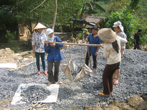 Hiểu đúng về chương trình xây dựng NTM, người dân xã Mông Hóa (Kỳ Sơn) tích cực tham gia chương trình bằng nhiều cách làm thiết thực, hiệu quả. Ảnh: Nhân dân góp ngày công lao động để xây dựng các công trình phúc lợi trên địa bàn xã.

