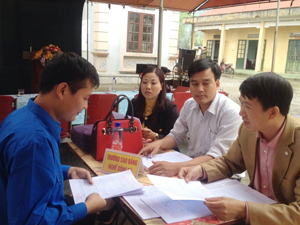 Người lao động đến tìm hiểu thông tin việc làm, học nghề tại Sàn giao dịch việc làm huyện Tân Lạc năm 2015.
