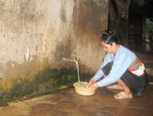 100% hộ dân xã Mường Chiềng (Đà Bắc) có nước sinh hoạt. ảnh: Người dân xóm Nà Mười được sử dụng nước sạch hợp vệ sinh.

