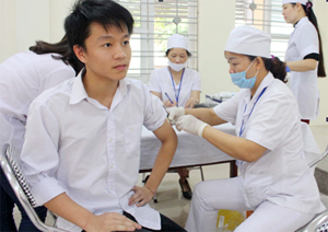 Tiêm vắc xin Sởi – Rubella tại trường THPT Hoàng Văn Thụ.