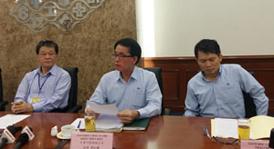 Ông Trương Phục Ninh (đầu tiên, bên trái), ông Khâu Nhân Kiệt (giữa) và một số lãnh đạo công ty trong buổi họp báo. Ảnh: Đức Hùng.