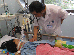 Thai phụ Đồng Thị Xoan, 19 tuổi (Hải Dương) mắc chứng bệnh viêm phổi lạ đang phải thở máy
