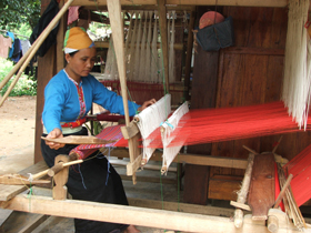 Nghề dệt thổ cẩm được xác định là một trong những ngành nghề nông thôn có giá trị cần được khôi phục và phát triển trên địa bàn tỉnh Hoà Bình.