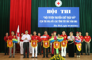 Đồng chí Bùi Văn Cửu, Phó Chủ tịch UBND tỉnh trao cờ lưu niệm cho các đơn vị tham gia Hội thi.