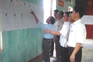 Cán bộ nhân dân xã Vĩnh Tiến (Kim Bôi) xem danh sách các ứng cử viên