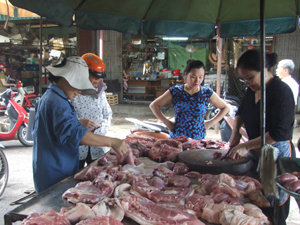 Thông tin không phát hiện chất cấm trong chăn nuôi tạo tâm lý yên tâm cho người tiêu dùng. Ảnh chụp tại chợ Phương Lâm (TPHB). 
