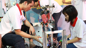 Nữ sinh viên Tuyết Hải (ĐH Sư phạm kỹ thuật Hưng Yên) cùng các thành viên đội SPH PIC kiểm tra robot lần cuối trước khi thi đấu