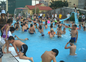 Khu bể bơi trung tâm nằm cạnh đường Trần Hưng Đạo (TPHB) luôn thu hút đông đảo các em nhỏ trong mỗi dịp hè về.