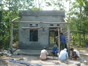 Nhân dân đóng góp ngày công giúp xây dựng nhà cho anh Nguyễn Thế Cương, xóm Bu Chằm, xã Phú Minh (Kỳ Sơn) thuộc hộ nghèo của xã.