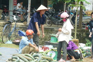 Chợ Lồ, xã Phong Phú (Tân Lạc) mặc dù đã có quy hoạch nâng cấp nhưng chưa có kinh phí xây dựng nên vẫn còn tình trạng họp chợ lấn đường vi phạm hành lang ATGT.

