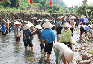 Xã Sơn Thủy (Kim Bôi) huy động sức dân tham gia thực hiện kè đá đoạn suối thuộc địa phận thôn Nèo, khu vực thường mất an toàn trong mùa mưa lũ.