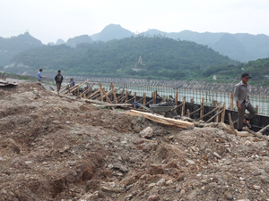 Nhà thầu thi công các hạng mục nâng cấp tuyến đê Đà Giang.