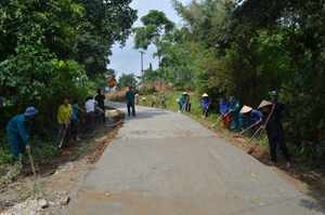 Đồng thuận xây dựng NTM, người dân xóm Nưa, xã Độc Lập (Kỳ Sơn) đóng góp ngày công lao động để xây dựng và giữ gìn những con đường liên thôn luôn được phong quang, sạch đẹp.

