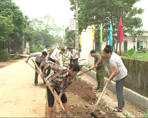 Cán bộ Hội Nông dân xã Thanh Nông tham gia tu sửa đường giao thông nông thôn.


