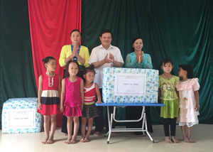 Đoàn đến thăm và tặng quà cho trẻ em xã Ngổ Luông.