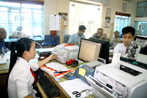 Cán bộ, nhân viên Agribank Chi nhánh huyện Lạc Thủy  không ngừng đổi mới, nâng cao chất lượng phục vụ khách hàng.