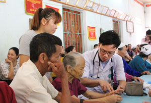 Bác sỹ đến từ CLB thầy thuốc trẻ Bệnh viện Đa khoa tỉnh khám, tư vấn sức khỏe cho NCT xã Liên Vũ tại ngày hội.