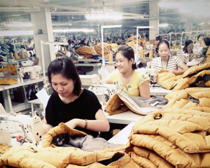 Công nhân Công ty TNHH GGS Việt Nam (KCN bờ trái Sông Đà) phát huy tinh thần sáng tạo trong lao động, sản xuất, tăng năng suất lao động góp phần thực hiện thắng lợi kế hoạch kinh doanh của Công ty.