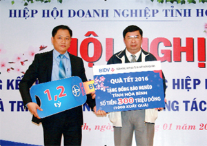 Đồng chí Lương Quang Minh, Giám đốc BIDV Hòa Bình  tặng ô tô cứu thương và quà Tết năm 2016 cho hộ nghèo thông qua UB MTTQ tỉnh.