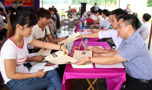 Người lao động đến tìm hiểu thông tin về việc làm, học nghề tại Phiên giao dịch việc làm huyện Cao Phong năm 2016.