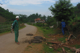 Người dân xóm Mè chạnh lòng nhìn về công triình đường dây 500KWh lên Sơn La kéo qua làng.