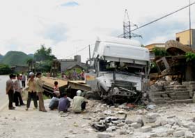 Xe chở máy ủi không làm chủ tốc độ đâm vào nhà dân ở xã Phú Cường, huyện Tân lạc