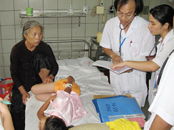 Điều trị bệnh nhân viêm não tại Bệnh viện Bạch Mai - Hà Nội

