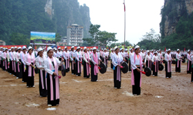 Lễ hội khai hạ Mường Bi (huyện Tân Lạc) thu hút hàng ngàn lượt khách du lịch đến với Hòa Bình.