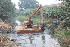 Tình trạng ô nhiễm nặng nề trên sông Nhuệ. Ảnh: Bá Hoạt