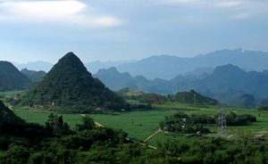 Từ đỉnh Thung Khe, ta có thể nhìn thấy những thung lũng mướt xanh đầy sức sống.