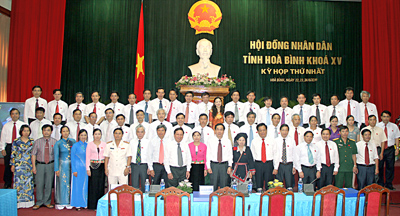 Các đại biểu HĐND tỉnh khóa XV, nhiệm kỳ 2011 - 2016 chụp ảnh lưu niệm tại kỳ họp. (ảnh Hoàng Lai)