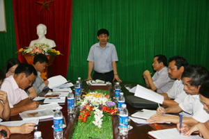 Đồng chí Nguyễn Văn Dũng, Phó Chủ tịch UBND tỉnh phát biểu kết luận tại buổi làm việc với thành lãnh đạo thành phố Hoà Bình.