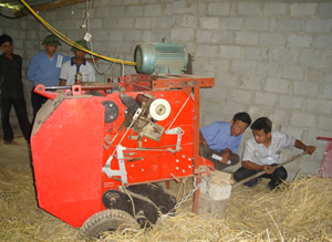 Nhờ chất lượng điện ổn định, người dân xã Nam Thượng (Kim Bôi) đầu tư máy nông cụ phục vụ sản xuất nông nghiệp.