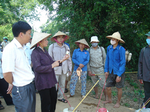 Cán bộ Chi cục BVTV hướng dẫn bà con xã Vĩnh Đồng (Kim Bôi)  sử dụng thuốc BVTV.