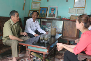 Ông Hoàng Công Đoài, GĐ Công ty Nam Ninh thăm hỏi gia đình bệnh binh Bùi Văn Nhiễm, xóm Bãi Đa, xã Bảo Hiệu (Yên Thủy).