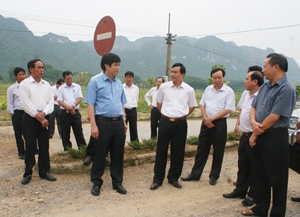 Đoàn công tác kiểm tra dự án hạ tầng giao thông khu du lịch Động Tiên, xã Phú Lão.