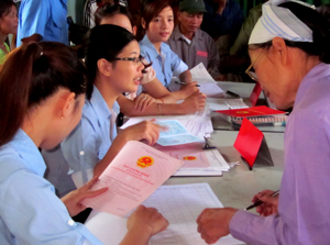 Hộ dân các xóm của xã Dũng Phong (Cao Phong) được trao giấy chứng nhận QSDĐ tại khu dân cư.