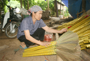 Chị Đinh Thị Nịa, xóm Doi, Hiền Lương (Đà Bắc) phát triển mô hình chổi chít tạo việc làm cho nhiều lao động nữ.