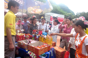 Nhân dân các xã vùng nông thôn huyện Lương Sơn mua sắm sản phẩm hàng Việt Nam tại phiên chợ.