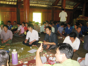 Người dân xóm Đèn, xã Ngọc Lâu tham gia bàn thảo các phương án quản lý, bảo vệ rừng do xóm quản lý.

