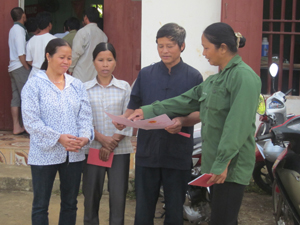 Hộ dân xã Dũng Phong nhận GCN QSD đất theo phương thức 