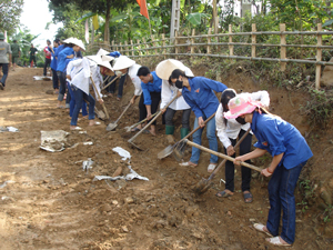 Hưởng ứng chiến dịch toàn dân làm đường GTNT, đông đảo người dân đã tham gia vệ sinh đường làng, ngõ xóm trên địa bàn xã Phong Phú.

 

