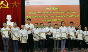 Lãnh đạo Hội khuyến học tỉnh và Công ty Hoàng Sơn trao tặng học bổng cho 10 cháu học sinh nghèo học giỏi trong tỉnh.
