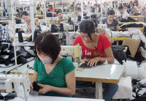 Ngành dệt may tiếp tục phát triển góp phần tăng giá trị sản xuất công nghiệp của tỉnh (trong ảnh: Người lao động tại dây truyền sản xuất của công ty may Việt – Hàn có việc làm thường xuyên và thu nhập ổn định).
