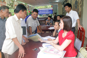 Cán bộ Sở LĐ-TB&XH phát tài liệu tập huấn cho các học viên huyện Tân Lạc và Kim Bôi.