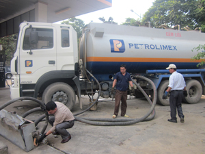 Chi nhánh xăng dầu Hòa Bình thực hiện dự trữ xăng, dầu sẵn sàng cung cấp hàng hóa cho PCLB theo yêu cầu phân công.