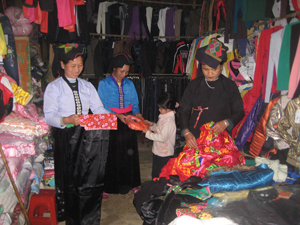 Chợ trung tâm cụm xã được Nhà nước đầu tư giúp xã Mường Chiềng  (Đà Bắc) đạt được tiêu chí về Chợ trong Chương trình XDNTM.